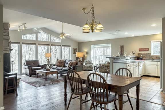 470 Woodland View Home - Image 1