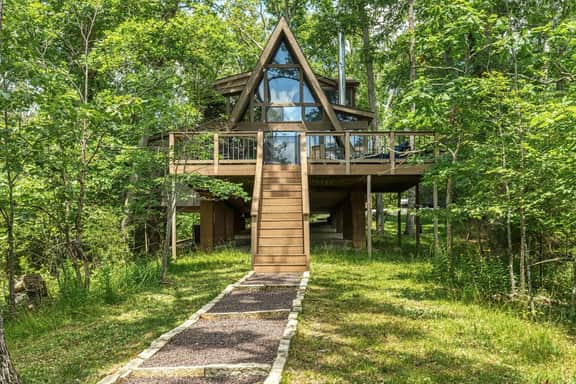 1161 Limberry Cove Lakefront Getaway - Image 5