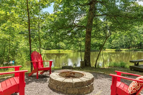 1161 Limberry Cove Lakefront Getaway - Image 3
